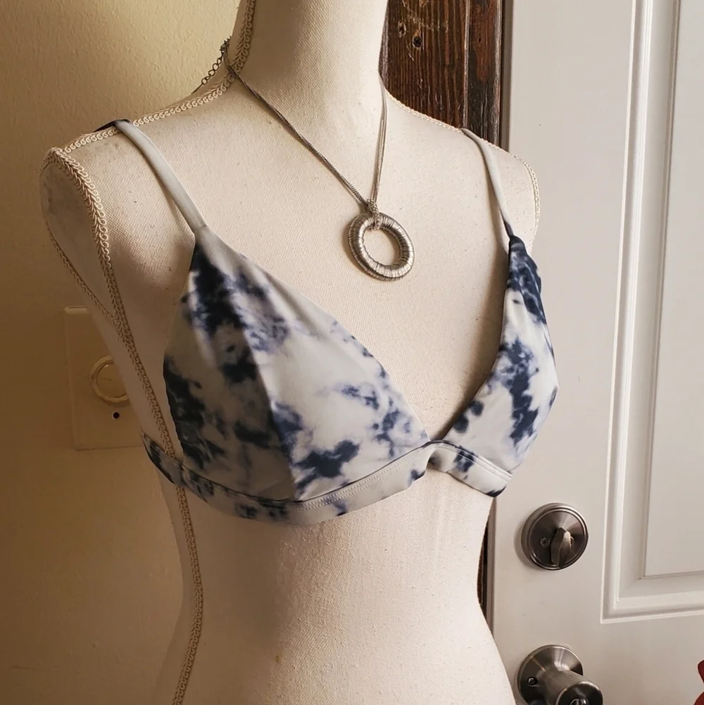 Hollkister tie Dye BLUE ans White bikini top size L